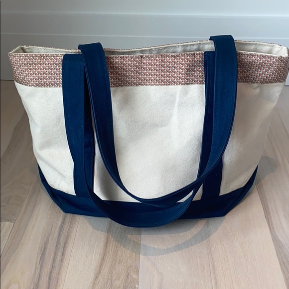 Vineyard Vines “Vineyard Whale Classic Tote” - Picture 2 of 5